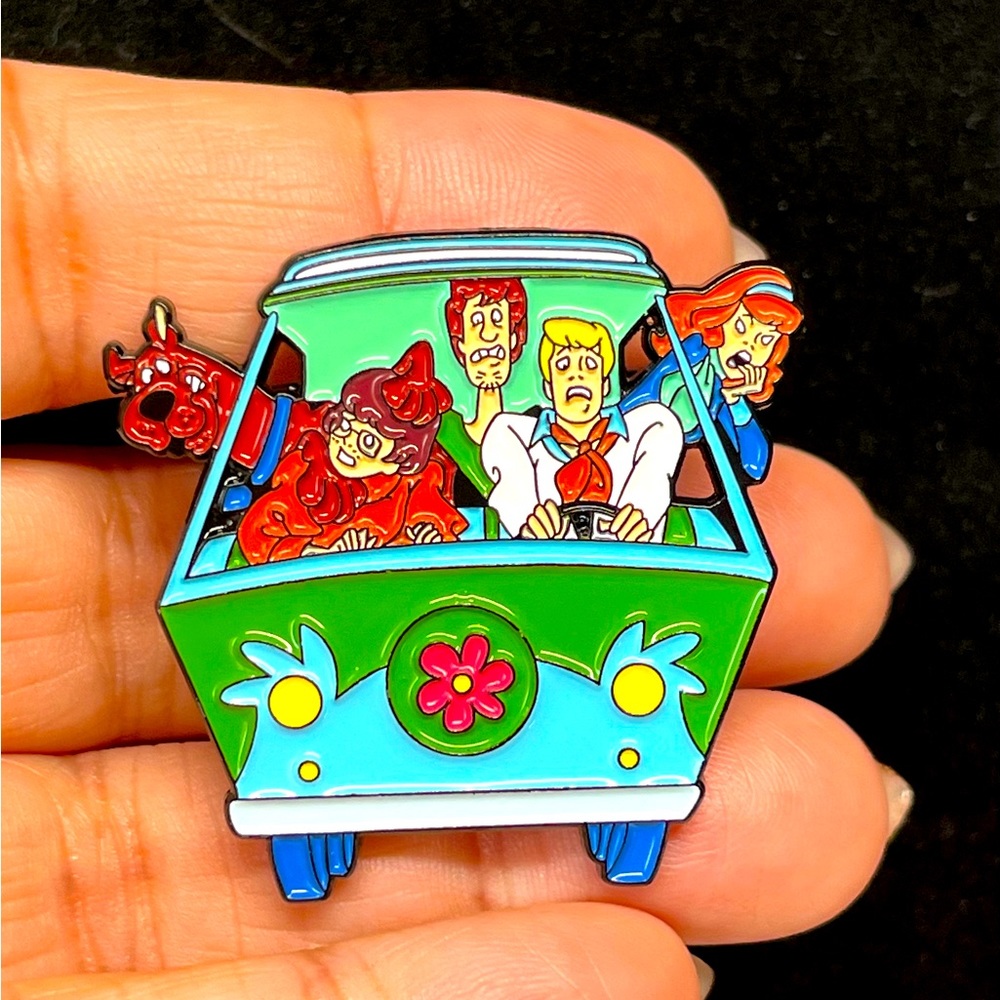 Extra large Scooby-Doo cast TV cartoon series pin/brooch-lapel